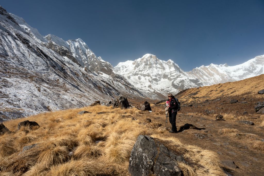 En regardant vers l'ouest, de gauche à droite : le Hiun Chuli, l'Annapurna Sud, le Bharha Chuli (dit les 12 pics), l'arête de l'Annapurna 1